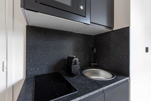 Refrigerador, microondas, placa de cocina, cafetera/tetera