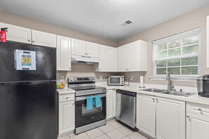 Micro-ondes, plaque de cuisson, lave-vaisselle