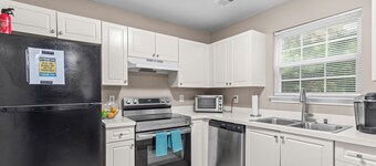 3-bedroom Spectacular Quiet Townhome with Modern Comfort