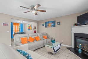 Télévision, cheminée