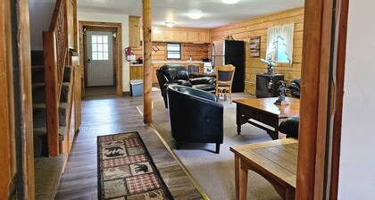 Spruce House: 8 Bedroom Family Cabin