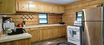 Spruce House: 8 Bedroom Family Cabin