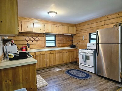 Spruce House: 8 Bedroom Family Cabin