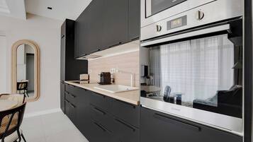 Appartement | Privékeuken | Een koelkast, een microgolfoven, een kookplaat