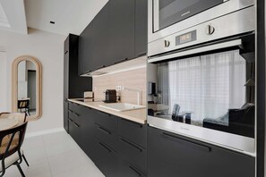 Refrigerador, microondas, placa de cocina, cafetera/tetera