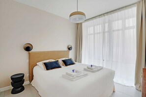 1 habitación y espacio para trabajar con laptop