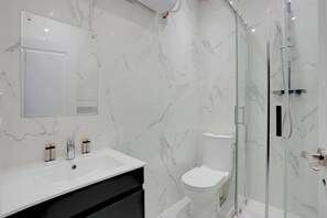 Departamento | Baño | Secadora de cabello, toallas, shampoo 