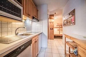 Fridge, dishwasher, cookware/dishes/utensils