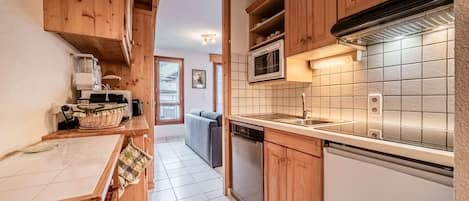 Fridge, dishwasher, cookware/dishes/utensils