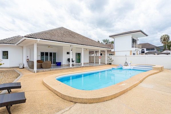 Una piscina al aire libre