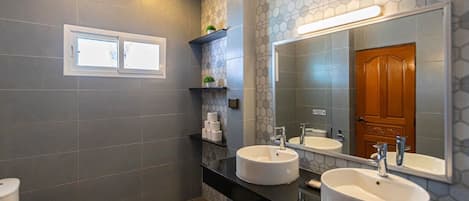 Amenidades de baño gratuitas, secadora de cabello, bidet, toallas