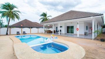 Kolam renang outdoor