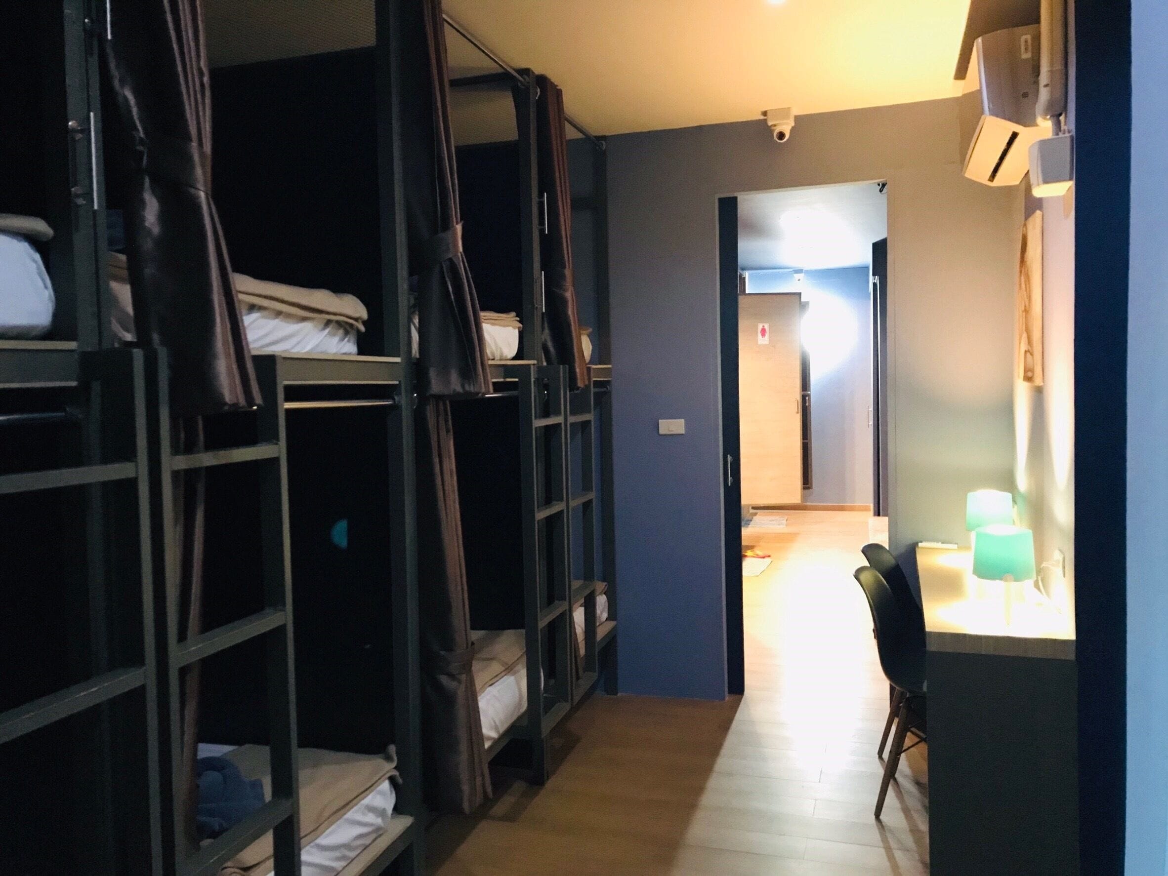 Dormitorio compartido básico, balcón | Escritorio, espacio para trabajar con laptop y wifi gratis 