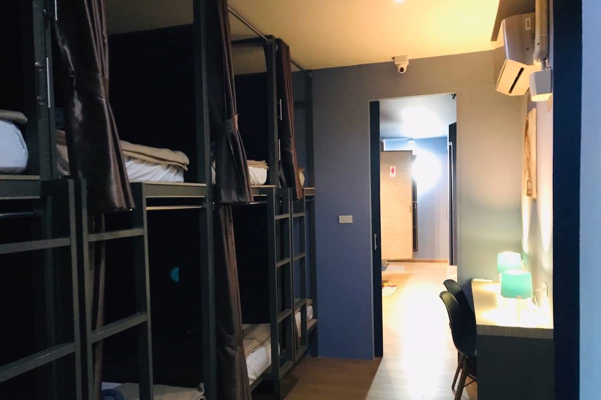 Dormitorio compartido básico, balcón | Escritorio, espacio para trabajar con laptop y wifi gratis
