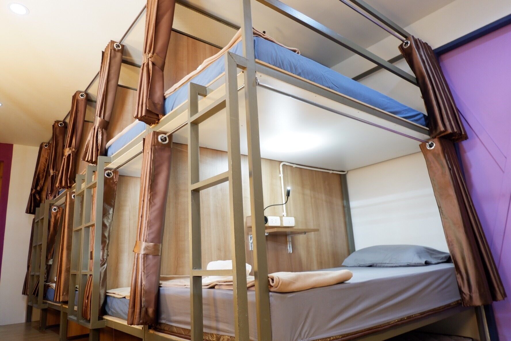 Dormitorio compartido básico | Escritorio, espacio para trabajar con laptop y wifi gratis 