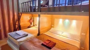 Familien-Vierbettzimmer, Balkon | Schreibtisch, laptopgeeigneter Arbeitsplatz, kostenloses WLAN