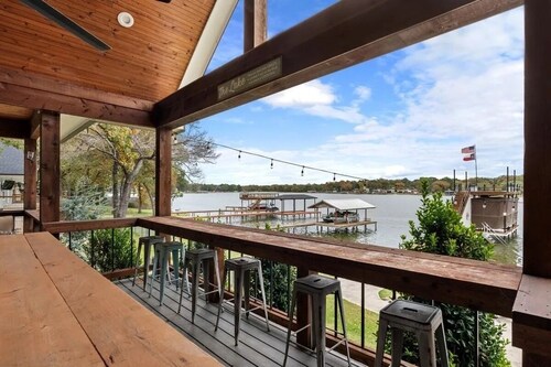 Lovely lake front home sleeps 16 on Cedar Creek Lake in charming Mabank TX