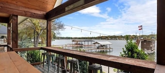 Lovely lake front home sleeps 16 on Cedar Creek Lake in charming Mabank TX