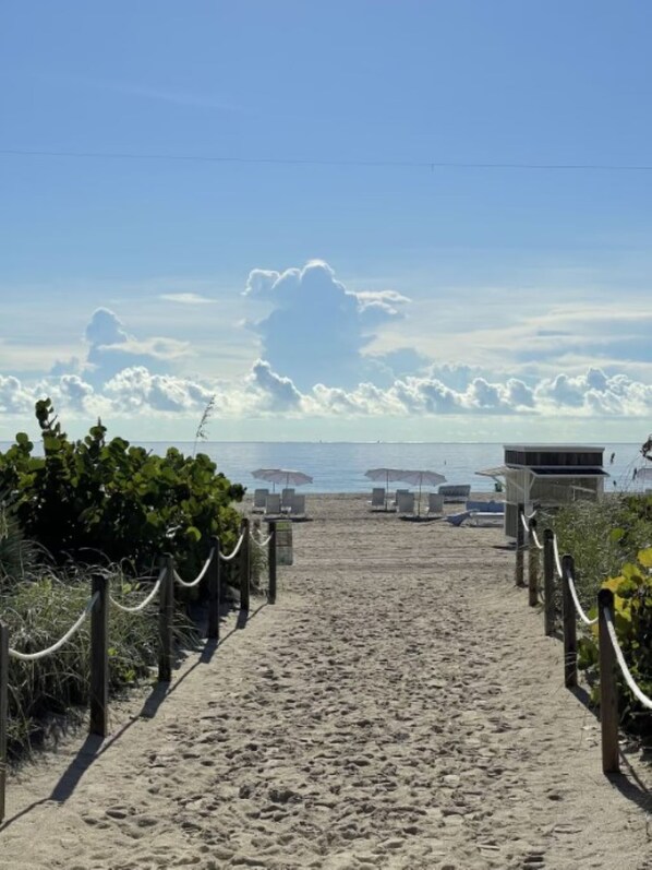 On the beach - 1-bedroom apt in SoBe Miami Beach with pool and direct beach access (Miami Beach)