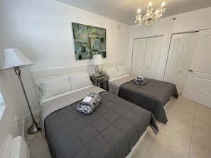 1 bedroom, free WiFi, bed sheets - 1-bedroom apt in SoBe Miami Beach with pool and direct beach access (Miami Beach)