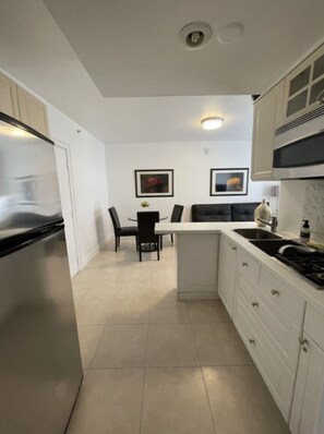 Fridge, microwave, oven, stovetop - 1-bedroom apt in SoBe Miami Beach with pool and direct beach access (Miami Beach)