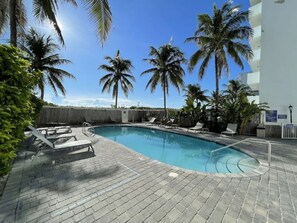 Outdoor pool - 1-bedroom apt in SoBe Miami Beach with pool and direct beach access (Miami Beach)
