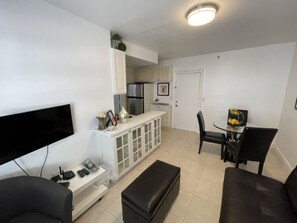 TV - 1-bedroom apt in SoBe Miami Beach with pool and direct beach access (Miami Beach)