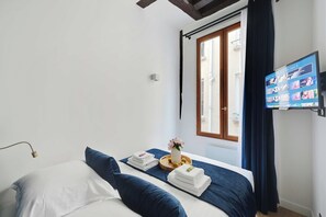 2 bedrooms, laptop workspace, iron/ironing board, bed sheets - Relaxing Urban Getaway, Notre Dame de Paris (Paris)