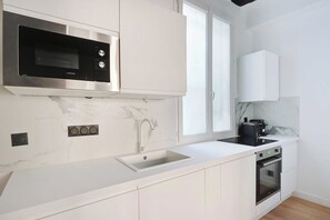 Apartment | Private kitchen | Fridge, microwave, oven, stovetop - Relaxing Urban Getaway, Notre Dame de Paris (Paris)