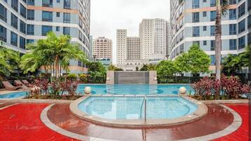 Una piscina al aire libre