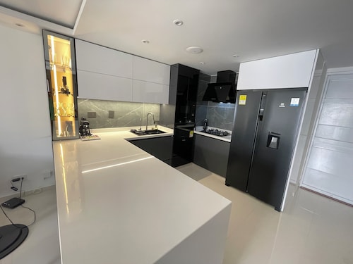 Modern apartment in Cali with 3 comfortable beds & AC in all rooms
