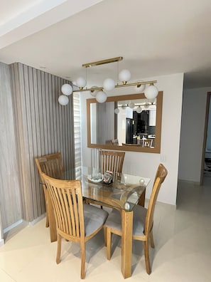 Dining - Modern apartment in Cali with 3 comfortable beds & AC in all rooms (Cali)