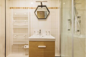 Appartement | Salle de bain | Séchoir à cheveux, serviettes fournies, shampooing