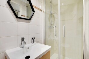 Apartment | Bathroom | Hair dryer, towels, shampoo
