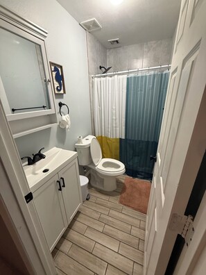 Shower, hair dryer, towels, soap - Charming 2-bedroom house in Casa Grande with AC (Casa Grande)