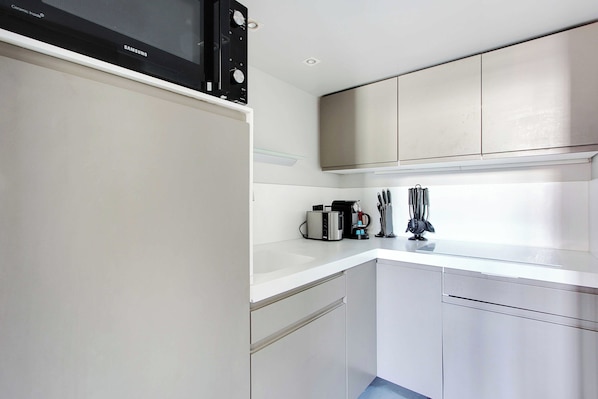 Appartement | Cuisine privée | Réfrigérateur, four à micro-ondes, surface de cuisson, cafetière-théière