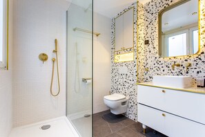 Apartment | Bathroom | Hair dryer, towels, shampoo