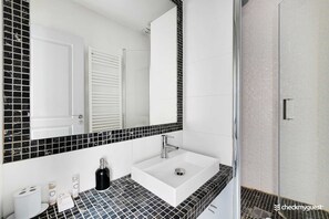 Apartemen | Kamar mandi | Pengering rambut, handuk,  dan sampo