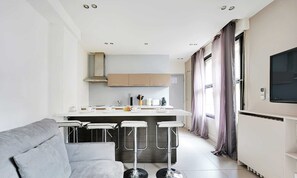 Apartment | Living area - Cosy Apartment - 1br/4p - Gare Saint-lazare (Paris)