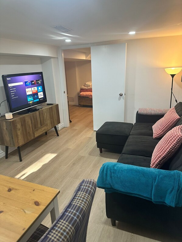 TV - Cosy Apartment in Upper Beaches, Toronto (Toronto)