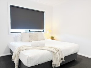 4 quartos, ferros/tábuas de passar roupa, roupa de cama