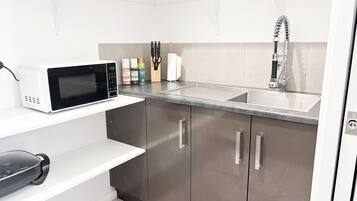 KĂŒhlschrank, Mikrowelle, Ofen, Herdplatte