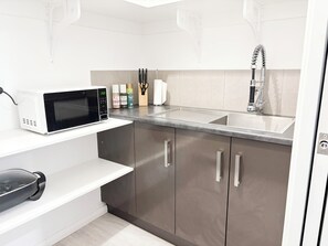 Geladeira, micro-ondas, fogão, cooktop