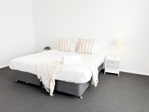 4 chambres, fer et planche à repasser, draps fournis