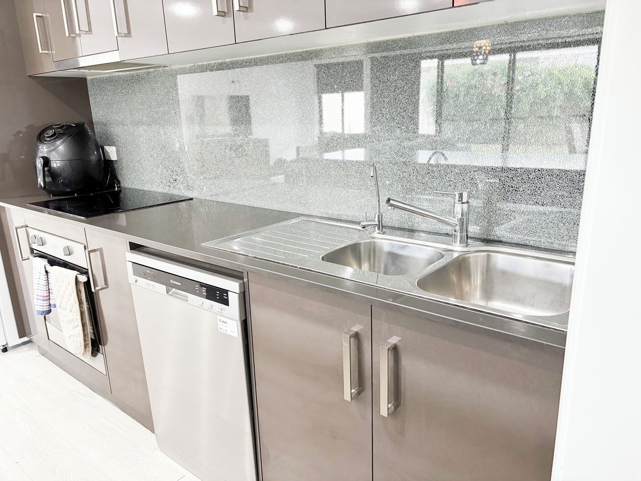 Frigorífic, microones, forn i placa de cuina 