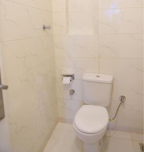 Secadora de cabello, toallas, jabón, papel de baño