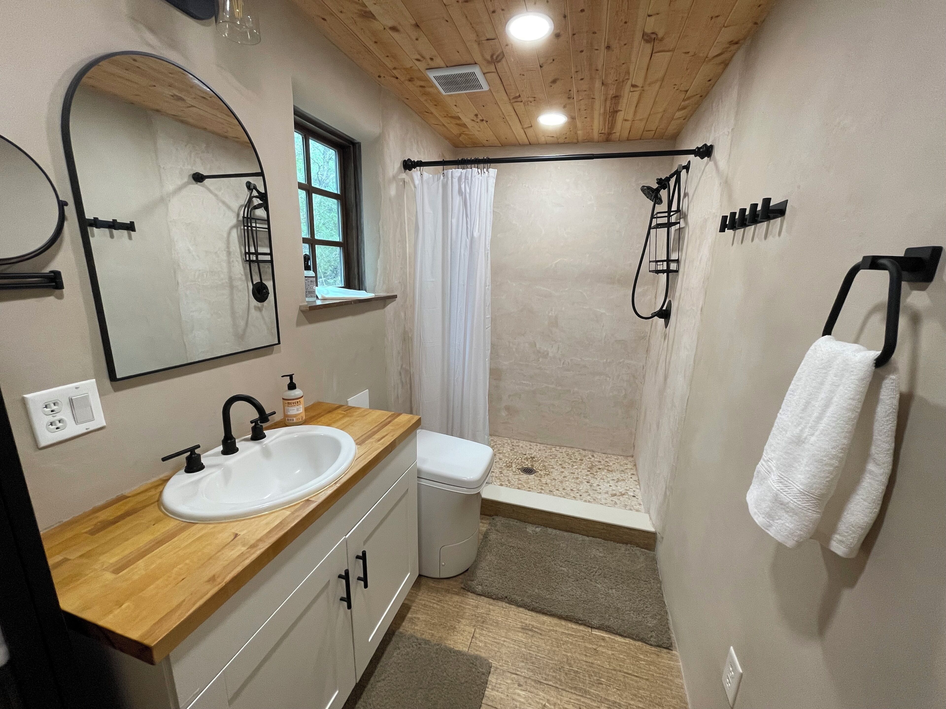 Dutxa, assecador de cabells, tovalloles i sabó 