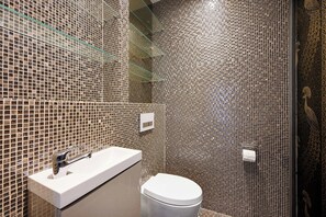 Apartment | Bathroom | Bathtub, hair dryer, towels, shampoo