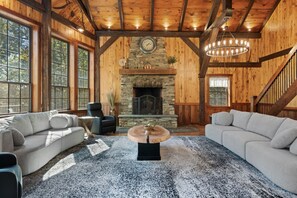 Älytelevisio, takka, pöytäjalkapallopöytä, kirjoja