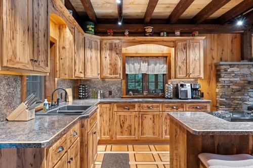 Get away to this private retreat in the heartland of the Allegheny Mountains, where peace and quiet surround you. Only 45 minutes from Penn State!